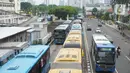 Bus Transjakarta antre saat melintasi Shelter Harmoni, Jakarta, Kamis (5/11/2020). PT Transportasi Jakarta (Transjakarta) menargetkan di tahun 2030 seluruh armada merupakan bus listrik. Diharapkan total bus listrik mencapai 12.120 unit diakhir tahun 2030. (Liputan6.com/Immanuel Antonius)