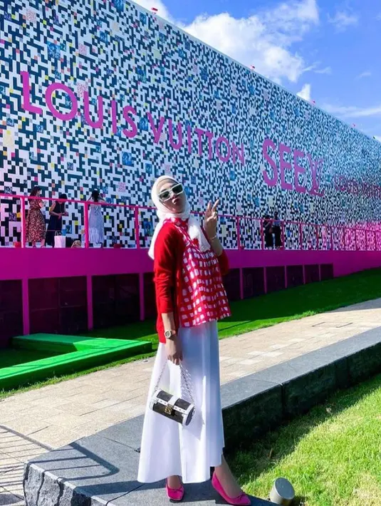 8. Gayanya terlihat makin chic dengan flat shoes putih dan kacamata hitam. Tak lupa, ia juga menenteng tas tangan branded Papilion Trunk dari Louis Vuitton. Dilansir dari situs resminya, tas tersebut ditaksir sekitar Rp48,4 juta. (Instagram/princessyahrini).