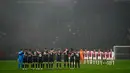 Para pemain mengheningkan cipta untuk para korban gempa Turki dan Suriah sebelum pertandingan sepak bola leg pertama playoff Liga Europa antara Ajax dan Union Berlin di Johan Cruyff Arena di Amsterdam, Belanda, 16 Februari 2023. (AP Photo/Peter Dejong)