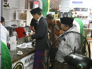 Presiden Jokowi mengambil minuman di Pondok Pesantren Miftahul Huda, Tasikmalaya, Jawa Barat, Rabu (27/2). Kedatangan Jokowi merupakan bagian dari rangkaian Penyaluran KUR Ketahanan pangan dan aksi ekonomi untuk rakyat. (Liputan6.com/Angga Yuniar)