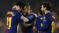 Pemain Barcelona merayakan gol yang dicetak Ousmane Dembele ke gawang Chelsea pada laga Liga Champions di Stadion Camp Nou, Barcelona, Rabu (14/3/2018). Menang 3-0, Barcelona lolos dengan agregat 4-1 atas Chelsea. (AFP/Josep Lago)