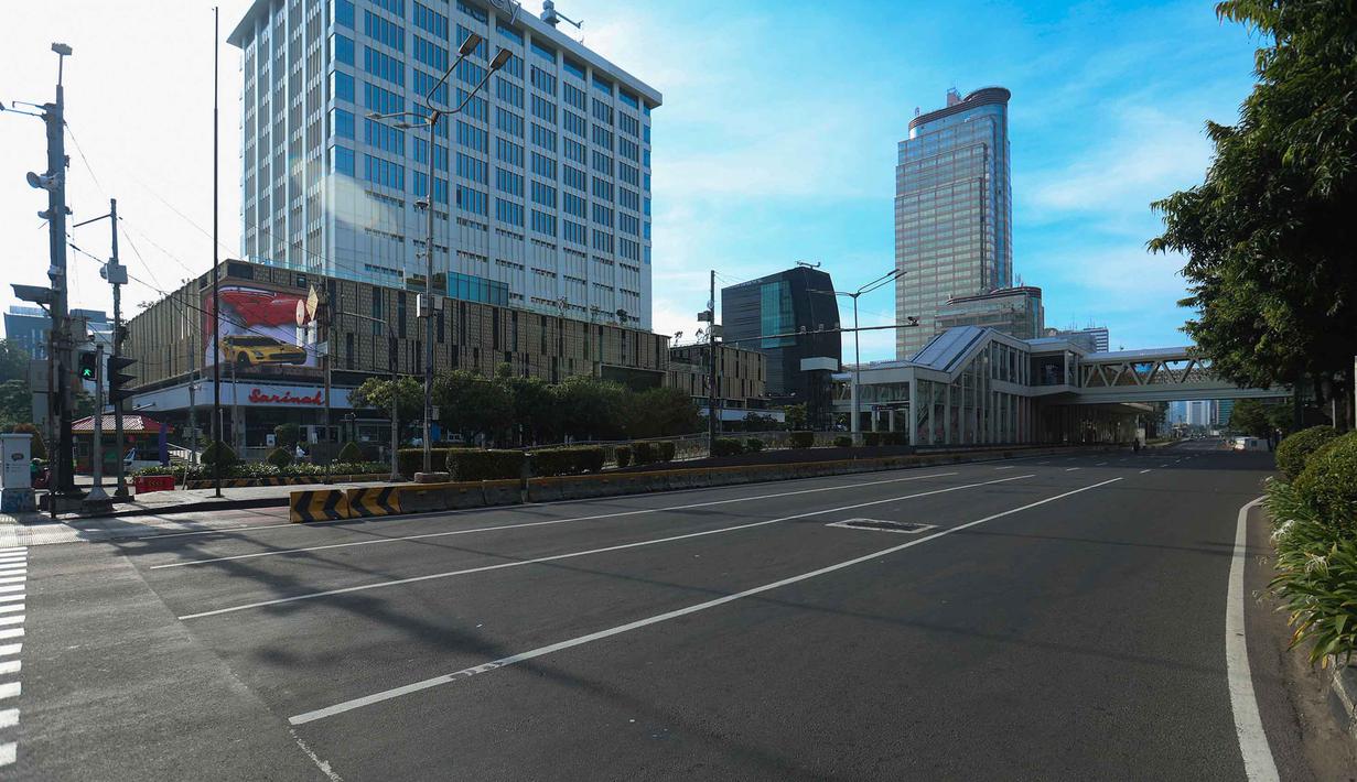 Di tengah ritme yang melambat, kota ini menawarkan ketenangan yang berbeda, memberikan jeda sejenak dari dinamika yang biasanya tak pernah berhenti. Tampak dalam foto, suasana salah satu ruas jalan di Jakarta, Kamis (19/3/2026) pagi. (Kapanlagi.com/Budy Santoso)
