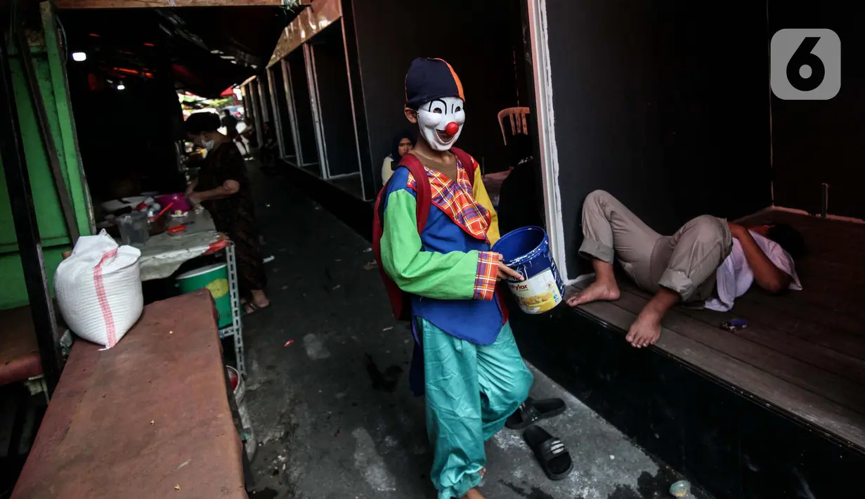 Pengamen badut terlihat di antara ruko yang disiapkan untuk UMKM di stasiun Gondangdia, Jakarta, Sabtu (16/10/2021). Penataan stasiun ini merupakan kerja sama antara Pemprov DKI Jakarta dan PT KCI guna menghadirkan sarana transportasi yang terintegrasi. (Liputan6.com/Johan Tallo)