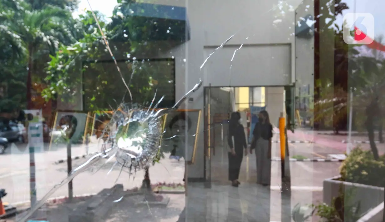 Refleksi pengunjung memasuki Museum Tragedi 12 Mei 1998 Universitas Trisakti, Jakarta, Kamis (12/5/2022). Museum tersebut berdiri sebagai bukti sejarah perjuangan gerakan mahasiswa tahun 1998. Saat itu mahasiswa perguruan tinggi di seluruh Indonesia mengadakan unjuk rasa untuk menuntut reformasi. (Liputan6.com/Herman Zakharia)