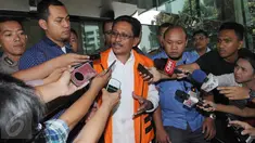Bupati Sabu Raijua, Provinsi NTT, Marthen Dira Tome seusai menjalani pemeriksaan di Gedung KPK, Jakarta, Selasa (15/11). Marthen ditangkap penyidik KPK setelah beberapa waktu lalu kembali diumumkan sebagai tersangka. (Liputan6.com/Helmi Afandi)