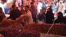 Umat muslim Pakistan membeli kurma sebagai persiapan untuk bulan suci Ramadan di Karachi pada 5 Mei 2019. Buah khas Timur Tengah, kurma, selama bulan ramadan ramai diburu untuk dihidangkan saat berbuka puasa. (Photo by RIZWAN TABASSUM / AFP)
