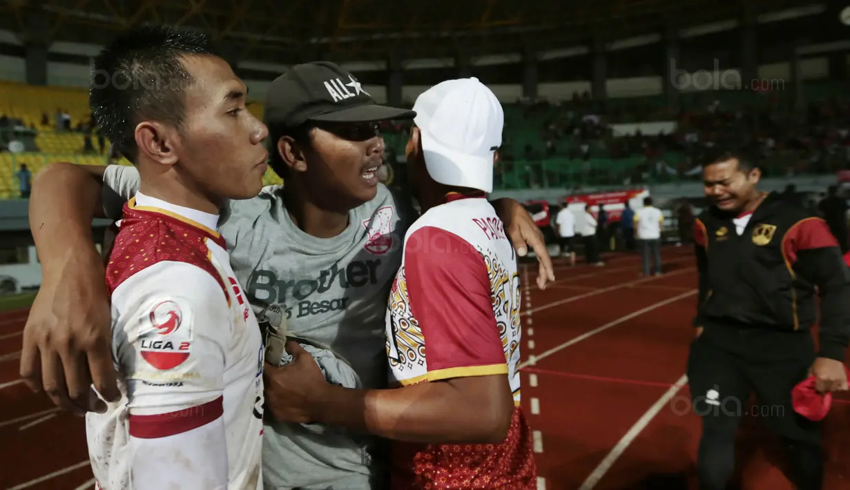 Suporter Persis Solo tak kuasa menahan sedih usai takluk dari Kalteng Putra FC pada laga Liga 2 di Stadion Patriot, Bekasi, Senin (13/11/2017). Persis Solo kalah 0-1 dari Kalteng Putra FC. (Bola.com/M Iqbal Ichsan)