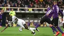 Gelandang AC Milan, Tiemoue Bakayoko, terjatuh saat berebut dengan pemain Fiorentina, Gerson, pada laga Serie A di Stadion Artemio Franchi, Sabtu (11/5). AC Milan menang 1-0 atas Fiorentina. (AP/Claudio Giovanni)