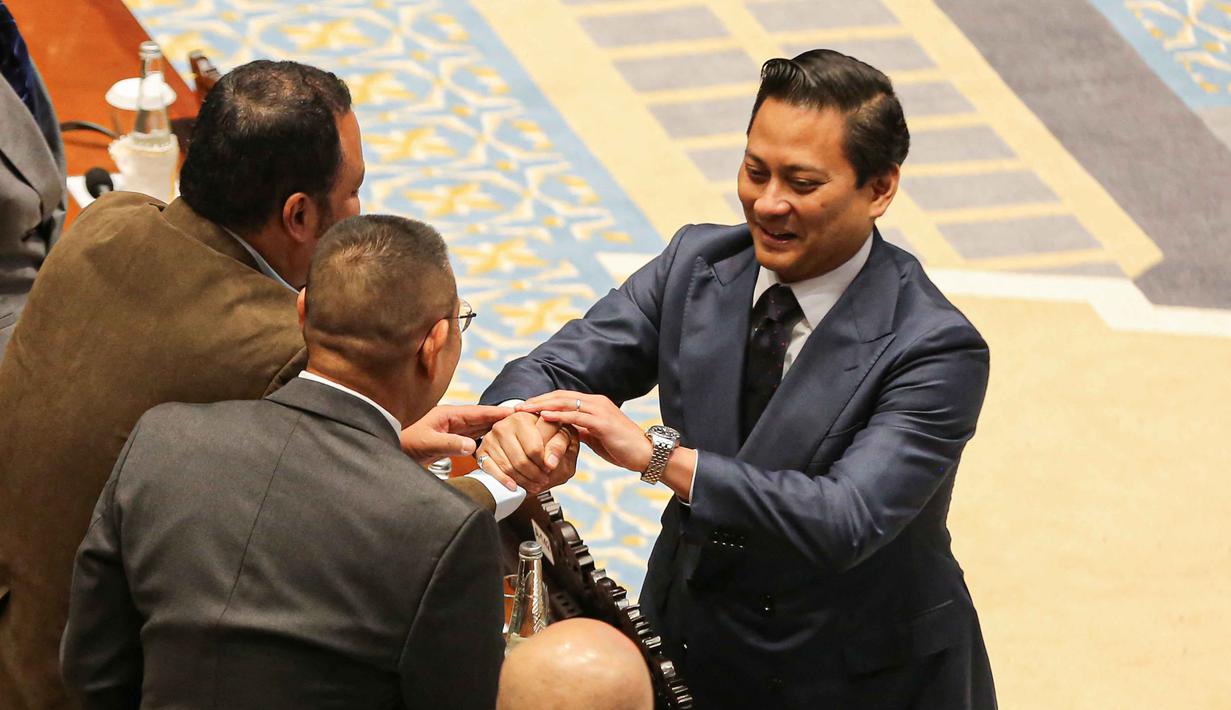 Persetujuan tersebut menjadi penutup proses uji kelayakan dan kepatutan di Komisi XI DPR, sekaligus mengisi posisi yang ditinggalkan Juda Agung sejak mengundurkan diri pada 13 Januari 2026. Tampak dalam foto, Deputi Gubernur Bank Indonesia (BI) terpilih, Thomas Djiwandono (kanan) menyalami anggota Dewan Perwakilan Rakyat (DPR) setelah Rapat Paripurna DPR RI Ke-12 Masa Persidangan III Tahun Sidang 2025–2026 di Kompleks Parlemen Republik Indonesia, Jakarta pada Selasa 27 Januari 2026. (Foto oleh AFP)