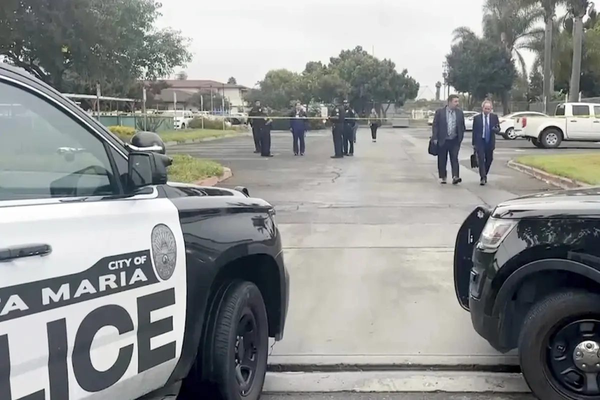 Polisi di pengadilan California di Santa Maria tempat ledakan bom terjadi. (AP)