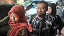 Terpidana kasus pelanggaran ITE Baiq Nuril Maknun (kiri) saat tiba di Kantor Kemenkumham, Jakarta, Senin (8/7/2019). Baiq Nuril menemui Menkumham Yasonna Laoly setelah upaya Peninjauan Kembali (PK) dirinya ditolak Mahkamah Agung (MA). (merdeka.com/Iqbal Nugroho)