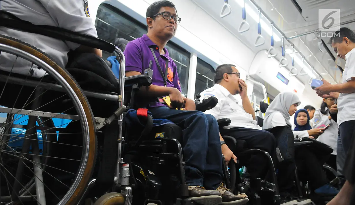 Penyandang disabilitas saat menjajal kereta MRT di Jakarta, Kamis (21/3). Dalam kesempatan tersebut mereka dapat menikmati fasilitas yang di sediakan untuk disabilitas. (Liputan6.com/Angga Yuniar)