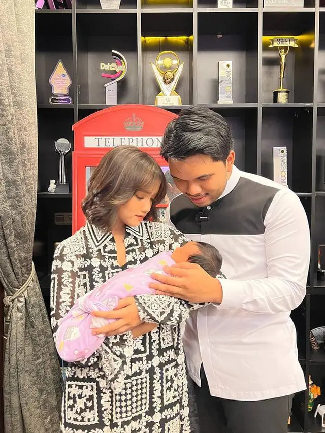 6 Momen Fuji dan Thariq Halilintar Gendong Gala dan Baby Ameena, Curi Perhatian