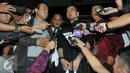 Saipul Jamil menjawab pertanyaan wartawan usai di periksa KPK, Jakarta, Senin (18/7). Saipul diperiksa selama 11 jam dan dicecar dengan 50 pertanyaan. (Liputan6.com/Johan Tallo)