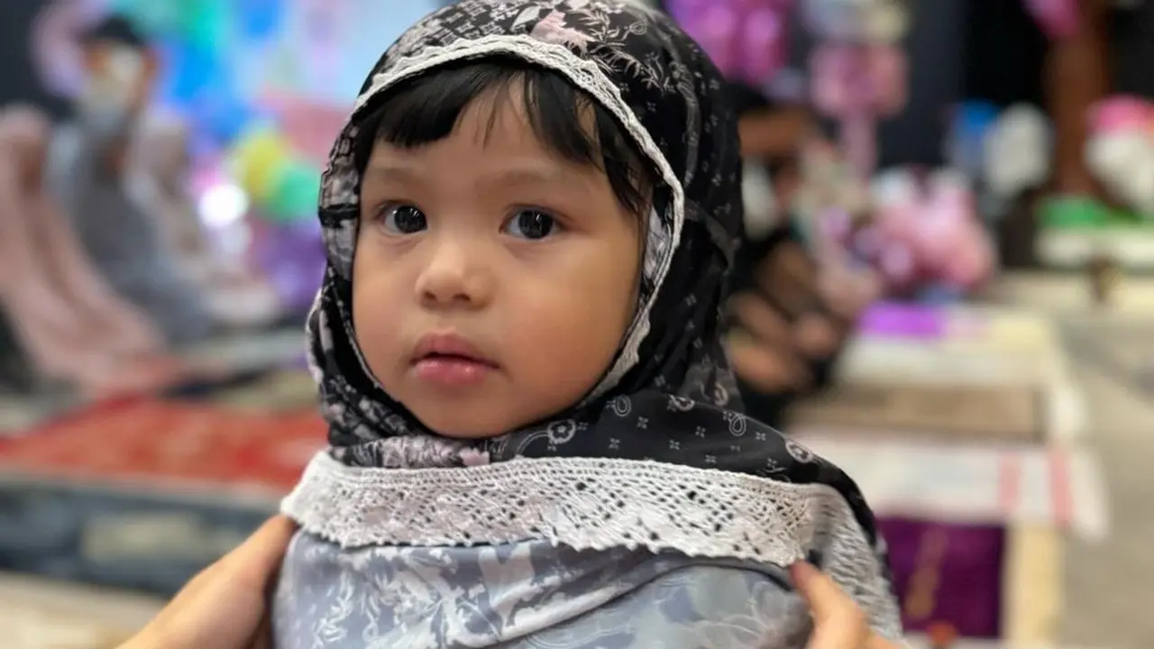 Definisi Bayi Sultan, 6 Gaya Ameena Pose di Depan Kado Mobil Pemberian Atta Halilintar-Aurel Hermansyah