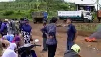 Puluhan warga di Sumedang memblokade proyek Tol Cisumdawu. Sementara itu, pengobatan Pundi Amal SCTV dipenuhi warga Tasikmalaya.