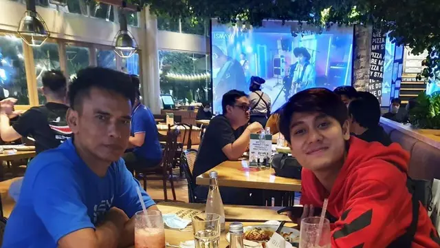 7 Momen Kedekataan Rizky Billar dan Ayah Lesty Kejora, Bak Anak Kandung