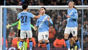 The Citizens baru bisa menyamakan kedudukan di menit ke-41 lewat aksi Erling Haaland. Skor pertandingan berubah imbang 1-1 dan bertahan hingga turun minum. Tampak dalam foto, striker Norwegia Manchester City, Erling Haaland (kanan) merayakan gol penyama kedudukan bersama gelandang Portugal Manchester City, Matheus Nunes (kiri) dan gelandang Prancis Manchester City Rayan Cherki selama pertandingan leg kedua 16 besar Liga Champions 2025/2026 melawan Real Madrid di Etihad Stadium, barat laut Inggris, pada Selasa 17 Maret 2026 waktu setempat atau Rabu (18/3) dini hari WIB. (Paul ELLIS/AFP)