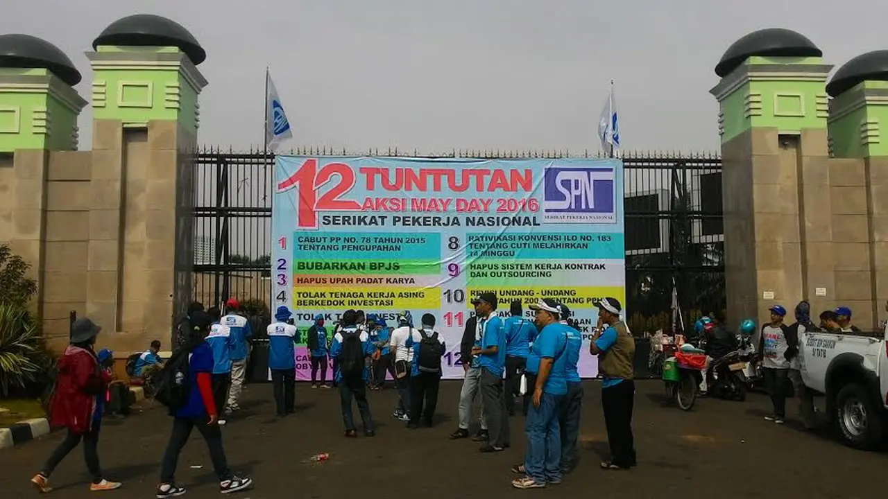 20160501-May-Day-Demo-Buruh-Gedung-DPR-Jakarta