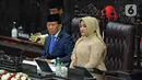 Zulfikar Achmad (kiri) berusia 78 Tahun 4 Bulan 15 hari saat dilantik menjadi anggota DPR RI periode 2024-2029. (Liputan6.com/Angga Yuniar)