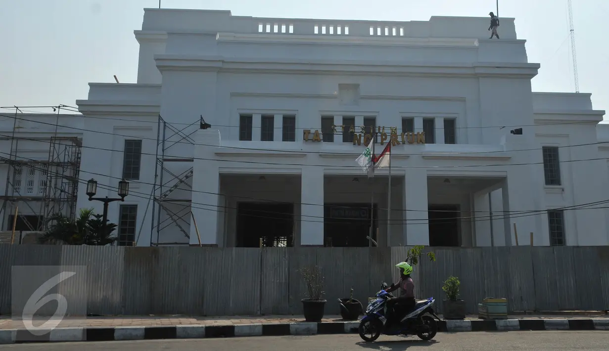 Stasiun Tanjung Priok dalam tahap pemugaran, Kamis, (5/11/2015). Pengaktifan kembali rute KRL Tanjung Priok-Kota akan menjadi salah satu jalur destinasi wisata pesisir. (Liputan6.com/Gempur M Surya)