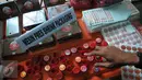Barang bukti berupa bungkus salep merek 88 palsu diperlihatkan saat rilis kasus obat palsu di Mabes Polri, Jakarta, Jumat (6/11). Puluhan ribu obat palsu disita dari rumah yang dijadikan pabrik obat palsu di Bogor. (Liputan6.com/Gempur M Surya)