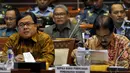 Menkeu Bambang Brodjonegoro (kiri) dan Kepala Bappenas Sofyan Djalil saat Raker dengan Komisi I DPR di Senayan, Jakarta, Senin (19/10/2015). Raker membahas evaluasi pelaksanaan Minimum Essensial Force (MEF) Tahap I dan Tahap II. (Liputan6.com/JohanTallo)