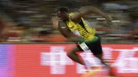 Usain Bolt sedang beraksi di nomor lari 200m putra Kejuaraan Dunia Atletik 2015 di Stadion Nasional, Beijing, Tiongkok. (26/8/2015). (AFP Photo/Franck Fife)