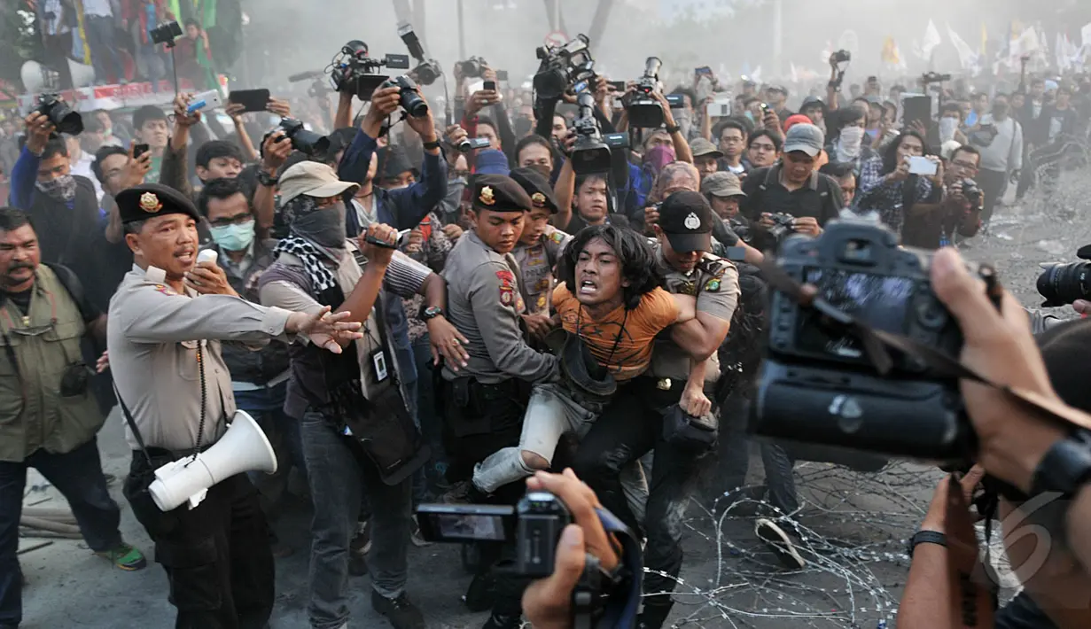 Seorang mahasiswa diamankan Polisi saat aksi di depan Istana Negara, Jakarta, Kamis (21/5/2015). Mereka menuntut Jokowi-JK untuk turun karena dinilai telah gagal memimpin. (Liputan6.Com/JohanTallo)