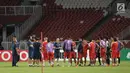 Pelatih Johor Darul Ta'zim (JDT), Raul Longhi (tengah) memberi arahan jelang latihan resmi penyisihan Grup H Piala AFC 2018 melawan Persija di Stadion GBK, Jakarta, Senin (9/4). Laga kedua tim akan digelar, Selasa (10/4). (Liputan6.com/Helmi Fithriansyah)