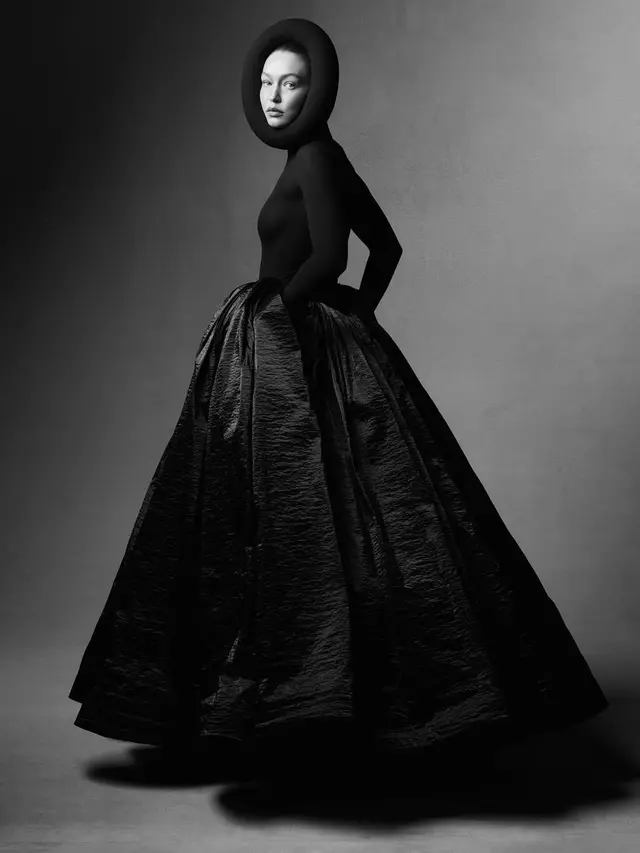 Epic! Potret Gigi Hadid Pakai Kostum Stilsuit Warrior dari Film Dune untuk Vogue World