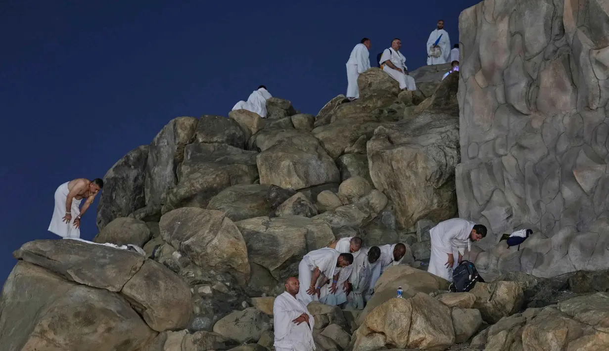 Umat Muslim menunaikan salat di puncak bukit berbatu yang dikenal sebagai Jabal Rahmah atau Gunung Rahmat, di Dataran Arafah, selama ibadah haji tahunan di dekat kota suci Mekah, Arab Saudi, Selasa 26 Mei 2026. (AP Photo/Altaf Qadri)