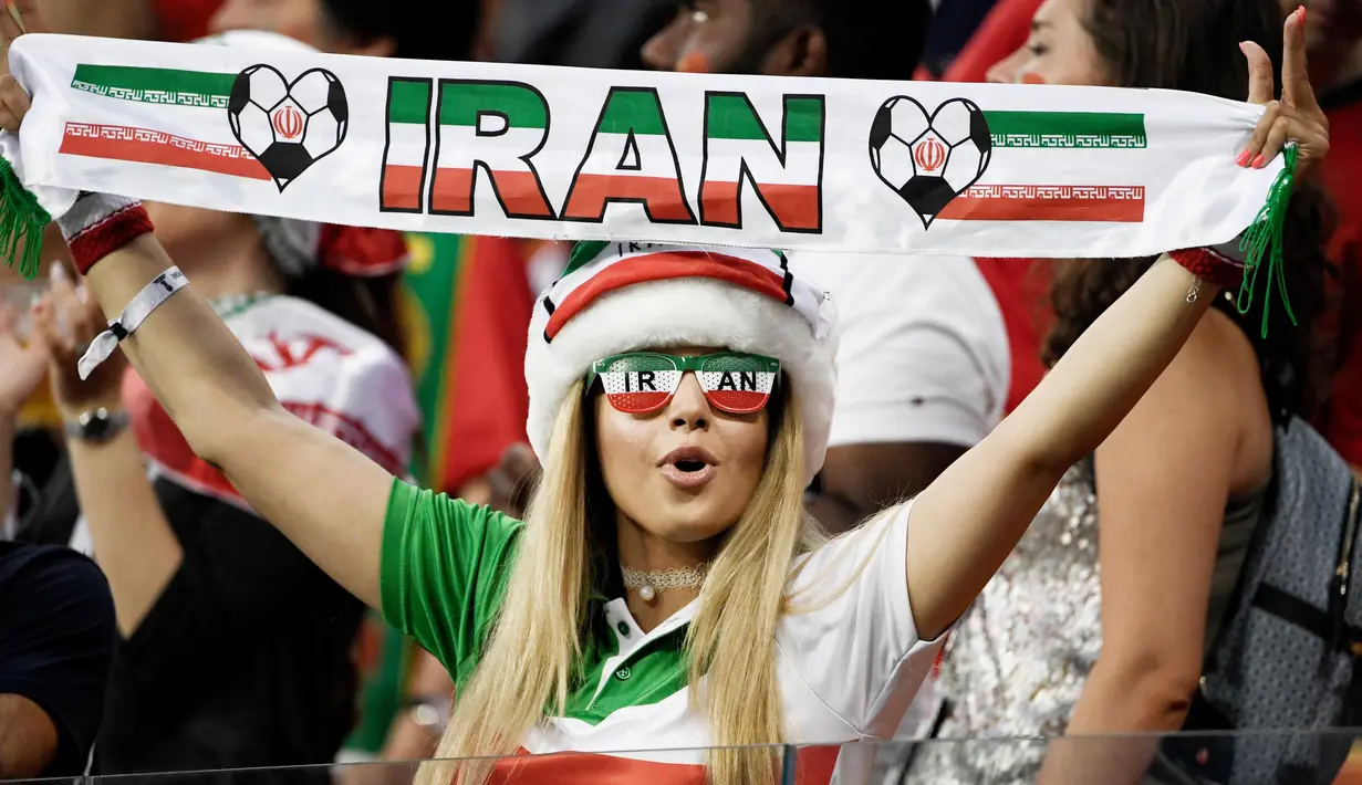 Suporter Iran saat menyaksikan laga melawan Portugal pada laga Piala Dunia di Stadion Mordovia, Rusia, Senin (25/6/2018). Iran bermain imbang 1-1 dengan Portugal. (AFP/Filippo Monteforte)