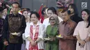 Ketua Umum PDIP Megawati Soekarnoputri pada HUT ke-72 foto bersama dengan keluarga besar didampingi Presiden Joko Widodo dan Wapres Jusuf Kalla serta istri di Grand Sahid Jakarta, Rabu (23/1). (Liputan6.com/Angga Yuniar)