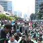 Pengemudi GrabBike berunjuk rasa di kantornya, Kuningan, Jakarta Selatan.