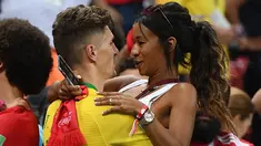 Bek Belgia, Thomas Meunier (kiri) merayakan kemenangan dengan pacarnya setelah mengalahkan Brasil pada laga perempat final Piala Dunia 2018 di Stadion Kazan Arena, Jumat (6/7). Belgia sukses memulangkan Brasil dengan skor  2-0. (AFP/Jewel SAMAD)
