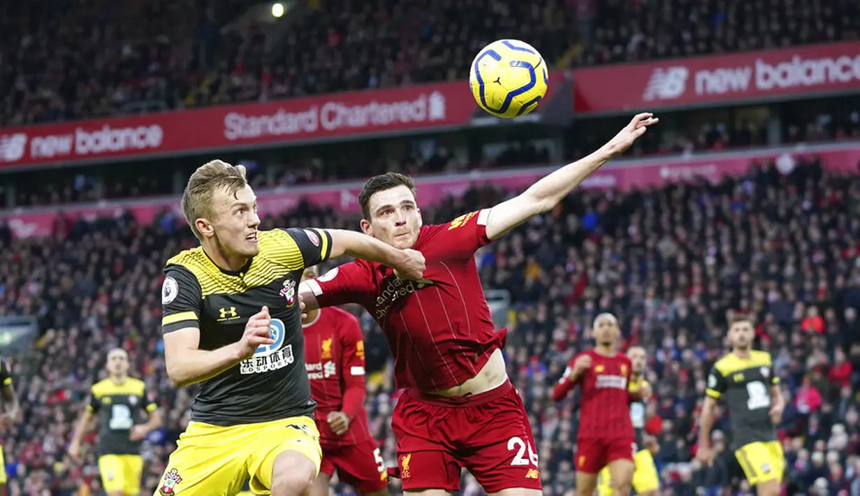 Bek Liverpool, Andrew Robertson, berebut bola dengan pemain Southampton, James Ward-Prowse, pada laga Premier League di Stadion Anfield, Sabtu (1/2/2020). Liverpool menang 4-0 atas Southampton. (AP/Jon Super)