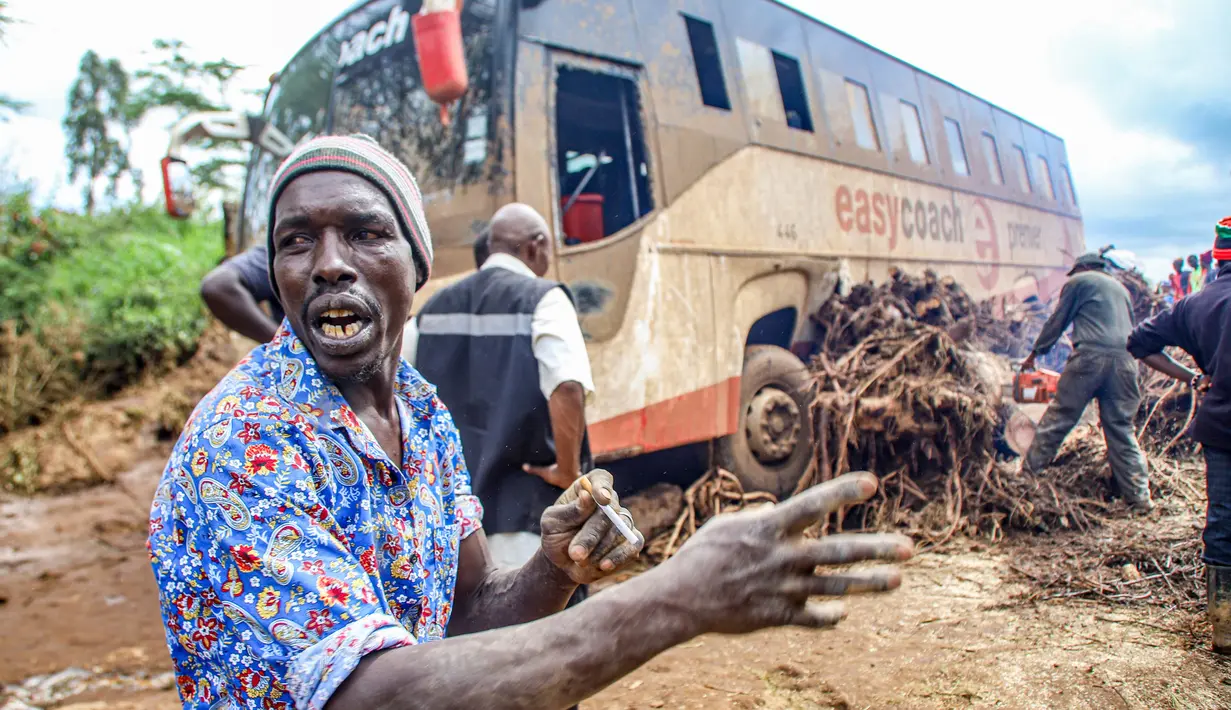 Banjir bandang dan tanah longsor juga menyapu rumah-rumah warga dan memutus sejumlah jalan utama di Kenya. (AP Photo/Patrick Ngugi)