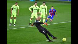 Penjaga gawang Eibar, Marko Dmitrovic melakukan tendangan penalti ke gawang Atletico Madrid pada laga pekan ke-19 La Liga di Estadio Municipal de Ipurua, Jumat (23/1/2021). Atletico Madrid meraih kemenangan 2-1 atas Eibar. (Foto: AFP/Ander Gillenea)