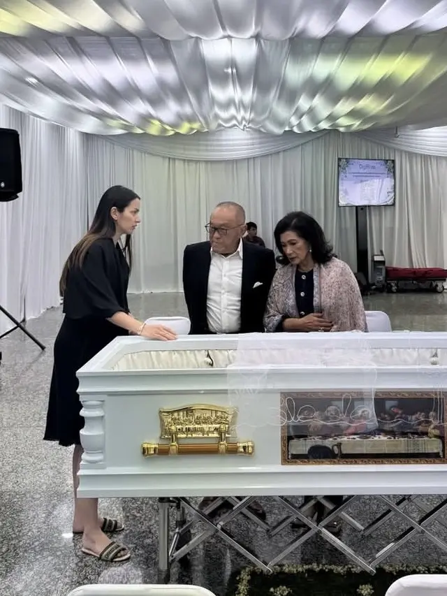 Nia Ramadhani di Rumah Duka hingga Pemakaman Nenek Tercinta. [@ramadhaniabakrie]