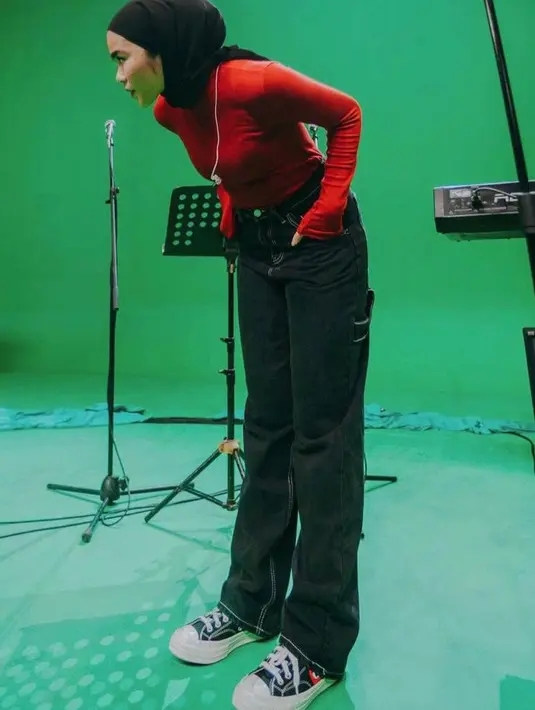 <p>Bisa jadi inspirasi OOTD hangout yang kece, padukan long sleeve top warna merah dengan celana jeans, dan hijab warna hitam. Pilih sepatu sneakers untuk mempertegas gaya streetwear kece kamu! (Instagram/siviazizah).</p>