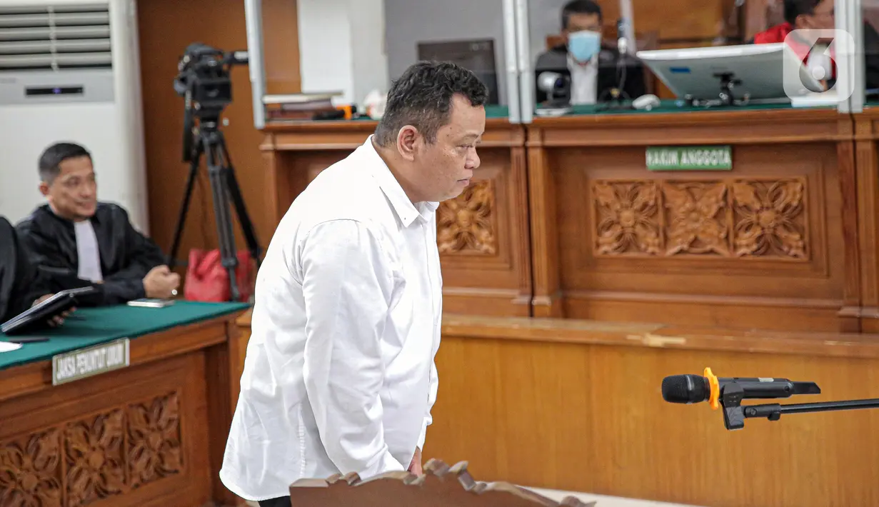 Terdakwa kasus pembunuhan Brigadir Nopriansyah Yosua Hutabarat atau Brigadir J, Kuat Ma'ruf tiba untuk menjalani sidang lanjutan di Pengadilan Negeri Jakarta Selatan, Jakarta, Rabu (26/10/2022). Dalam sidang tersebut hakim menolak eksepsi Kuat Ma'ruf. (Liputan6.com/Faizal Fanani)