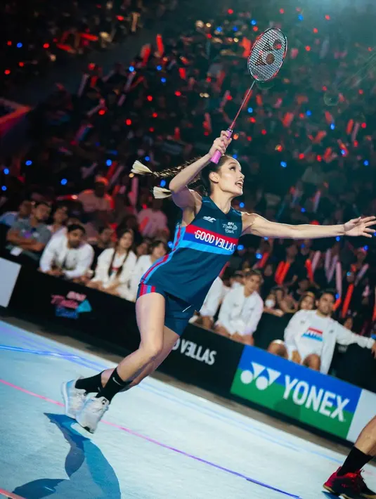 Cinta tampak bersemangat mengikuti pertandingan. Penyanyi dan juga pemeran itu mengenakan kaos dengan nama punggung Barbie.  [Instagram/claurakiehl]