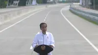 Presiden Joko Widodo (Jokowi) memberikan sambutan saat peresmian ruas  Tol Sragen-Ngawi di kilometer 538 jalan tol Solo-Ngawi, Jawa Tengah, Rabu (28/11). Tol Sragen-Ngawi ini merupakan bagian dari Jalan Tol Solo-Ngawi. (Liputan6.com/Angga Yuniar)