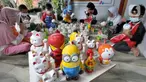 Anak-anak mewarnai boneka berkarakter kartun di Saung Art Gallery, Pondok Cabe, Tangerang Selatan, Banten, Kamis  (25/3/2021). Selain menjadi sarana edukasi, boneka berbahan gipsum yang dapat digunakan sebagai celengan ini dijual dengan harga Rp 20 ribu-Rp 40 ribu per buah. (merdeka.com/Arie Basuki)