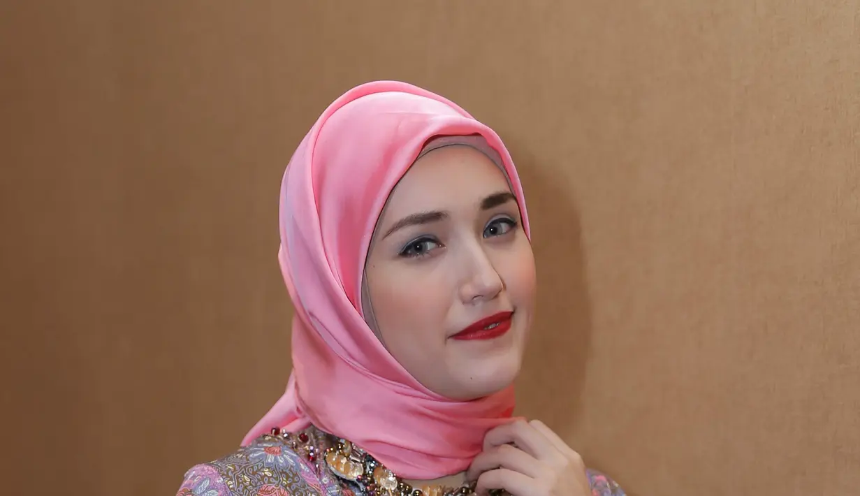 Sejak suaminya Pasha 'Ungu' menjabat sebagai Wakil Wali Kota Palu, Sigit Purnomo alias Pasha 'Ungu', Adelia Wilhemina memantabkan hatinya untuk mengenakan hijab. (Andy Masela/Bintang.com)