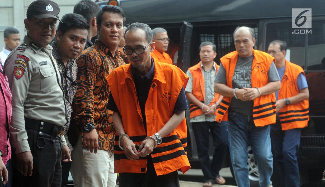 Sejumlah tahanan KPK tiba untuk melakukan pencoblosan di TPS 012 Guntur, Jakarta Selatan, Rabu (17/4). Sebanyak 63 tahanan KPK dengan memakai borgol tangan dan rompi oranye ikut menyalurkan hak pilihnya dalam Pemilu 2019. (merdeka.com/Dwi Narwoko)