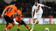 Gelandang AS Roma, Lorenzo Pellegrini, mengontrol bola dibayangi pemain Istanbul Basaksehir, Berkay Ozcan pada laga kelima Grup J Liga Europa 2019-2020 di stadion Fatih Terim, Kamis (28/11/2019). AS Roma menang meyakinkan dengan skor 3-0.  (AP/Lefteris Pitarakis)