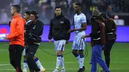 Cristiano Ronaldo berjalan setelah pertandingan persahabatan melawan PSG di Stadion Universitas King Saud, di Riyadh, Arab Saudi, 19 Januari 2023. PSG mengalahkan Riyadh All Star dengan skor 5-4 (AFP/Fayez Nureldine)