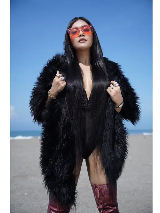 Selasa 6 Februari, ibu satu anak itu kembali mengunggah foto yang menonjolkan lekukan tubuh seksinya. Dalam foto tersebut, Denada mengenakan lingerie dengan berbalut jaket bulu-bulu. (Instagram/denadaindonesia)